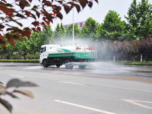 服務(wù)城鄉(xiāng)環(huán)衛(wèi)，共建美好家園