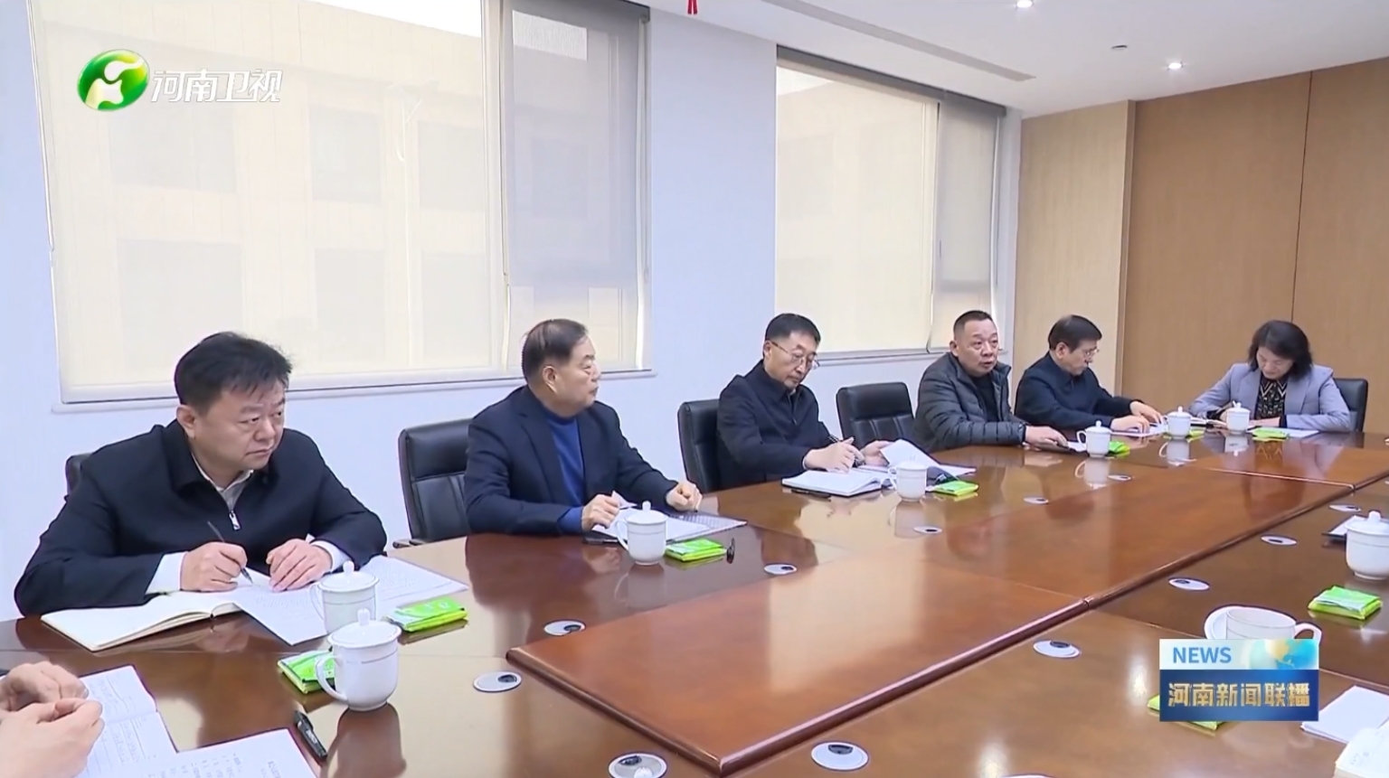 河南衛(wèi)視新聞聯(lián)播報道森源集團黨委書記、創(chuàng)始人楚金甫參加省委書記劉寧在許昌召開的民營企業(yè)座談會